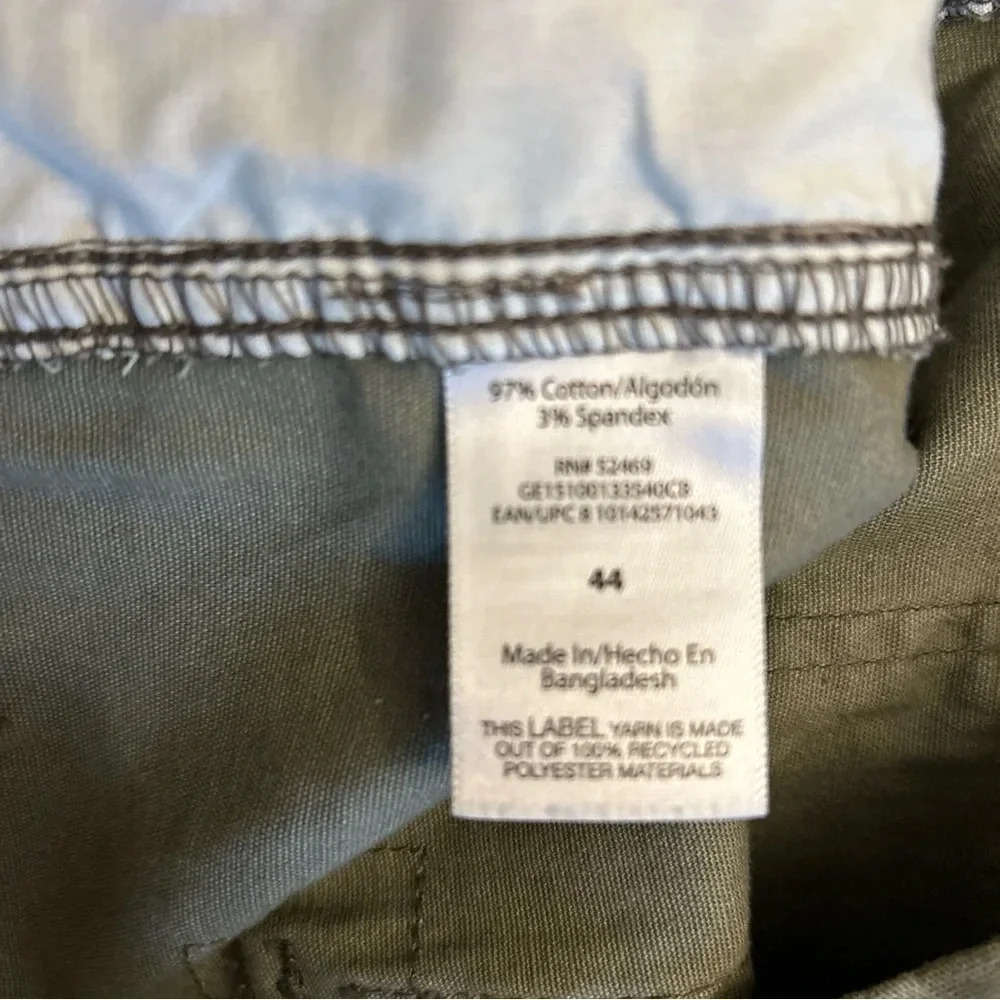 George Men’s At The Knee Cargo Shorts Green Camo 10” Inseam Size 44 NWT - Picture 3 of 7